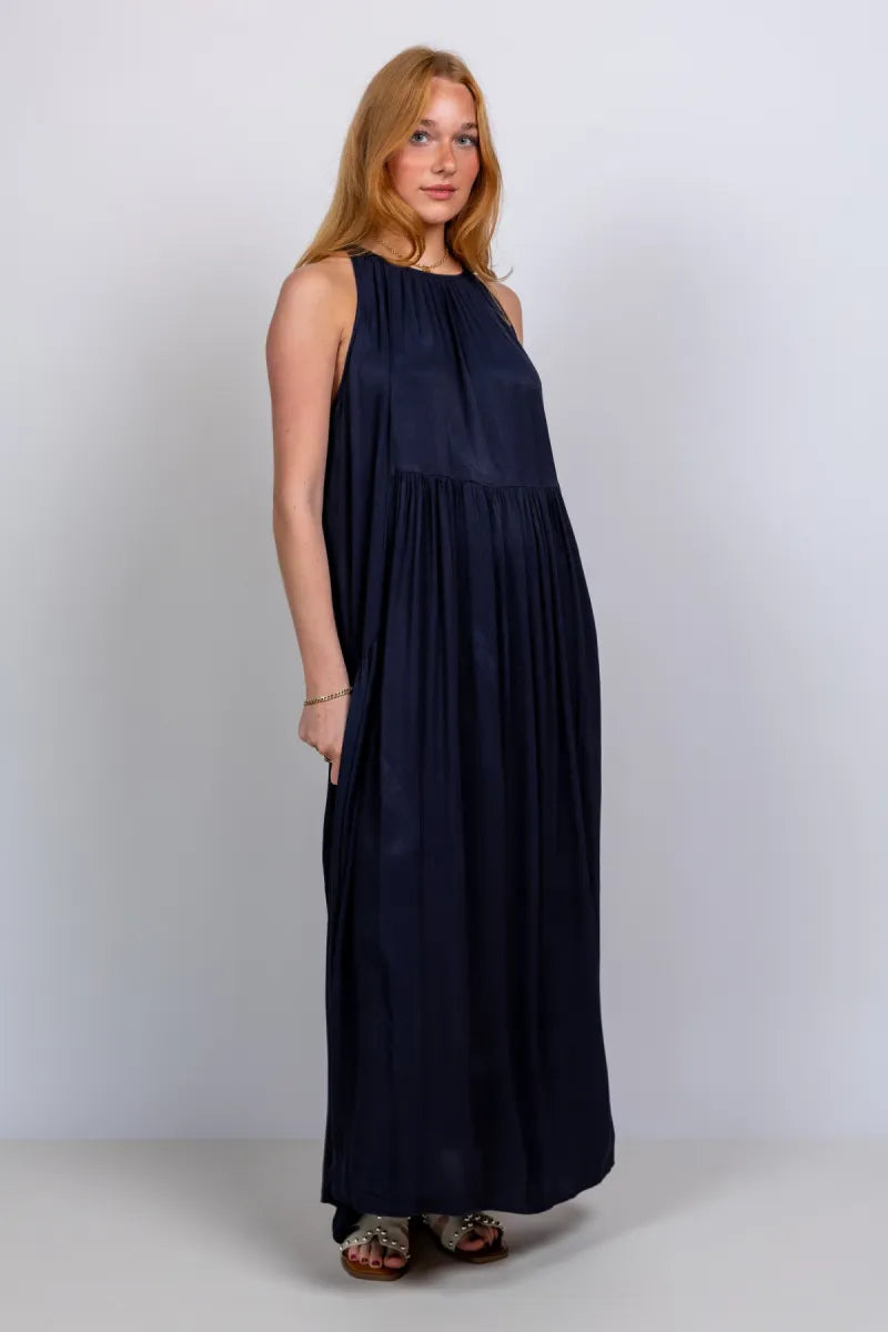 BY-BAR BY-BAR PEGGY TWILL DRESS BY-BAR PEGGY TWILL DRESS Maxi jurk met plooien - Marine
