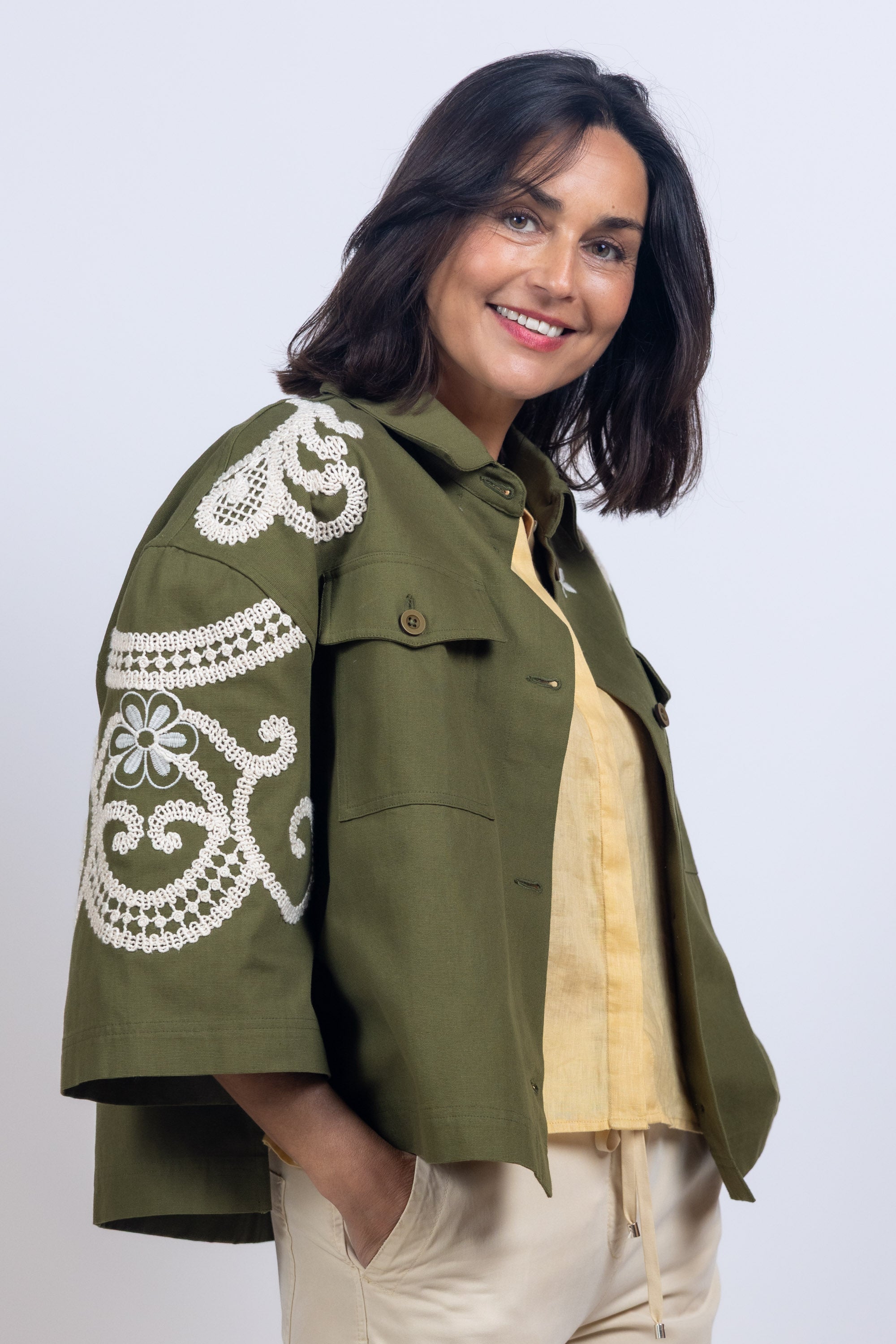Jasje met borduursels - Olijfgroen