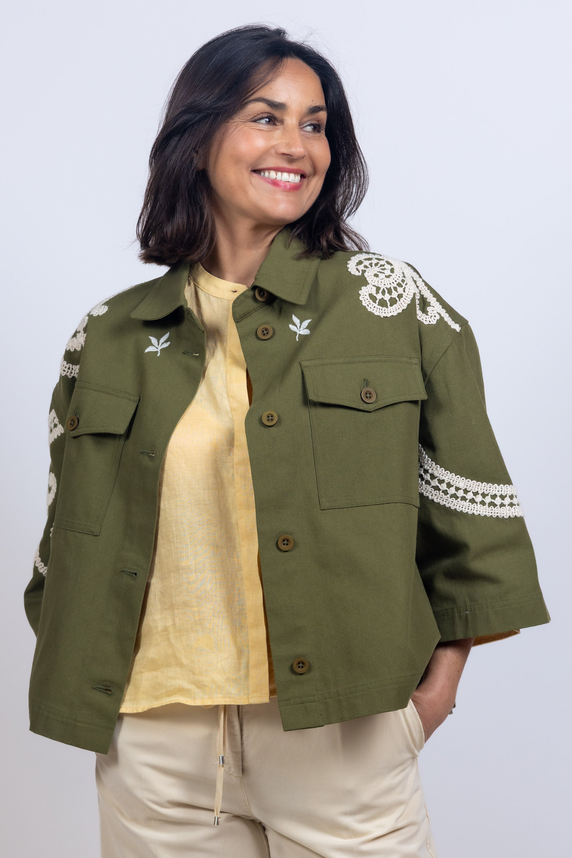 Jasje met borduursels - Olijfgroen