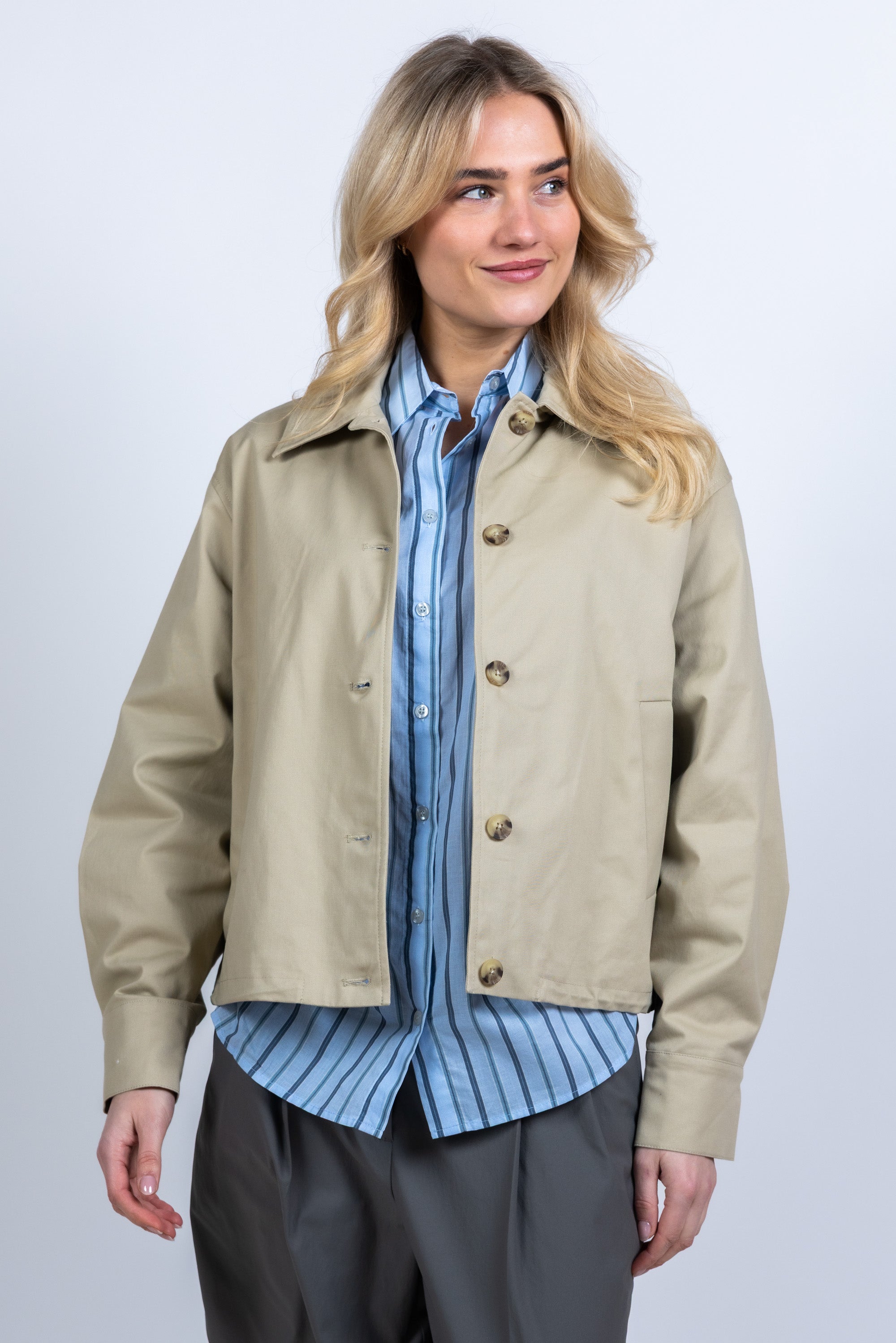 Jasje met knopen - Beige