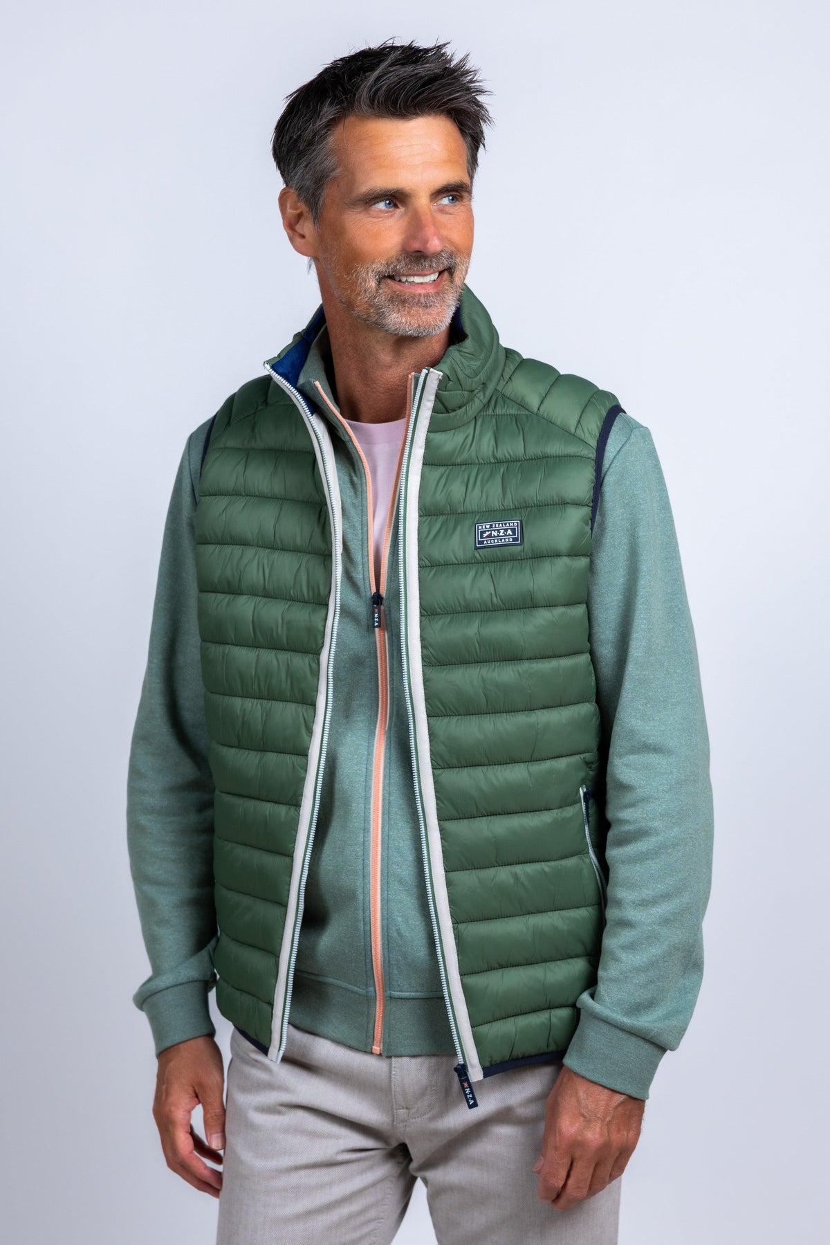 NEW ZEALAND AUCKLAND NEW ZEALAND AUCKLAND 26AN820 Bodywarmer met rits - Olijfgroen