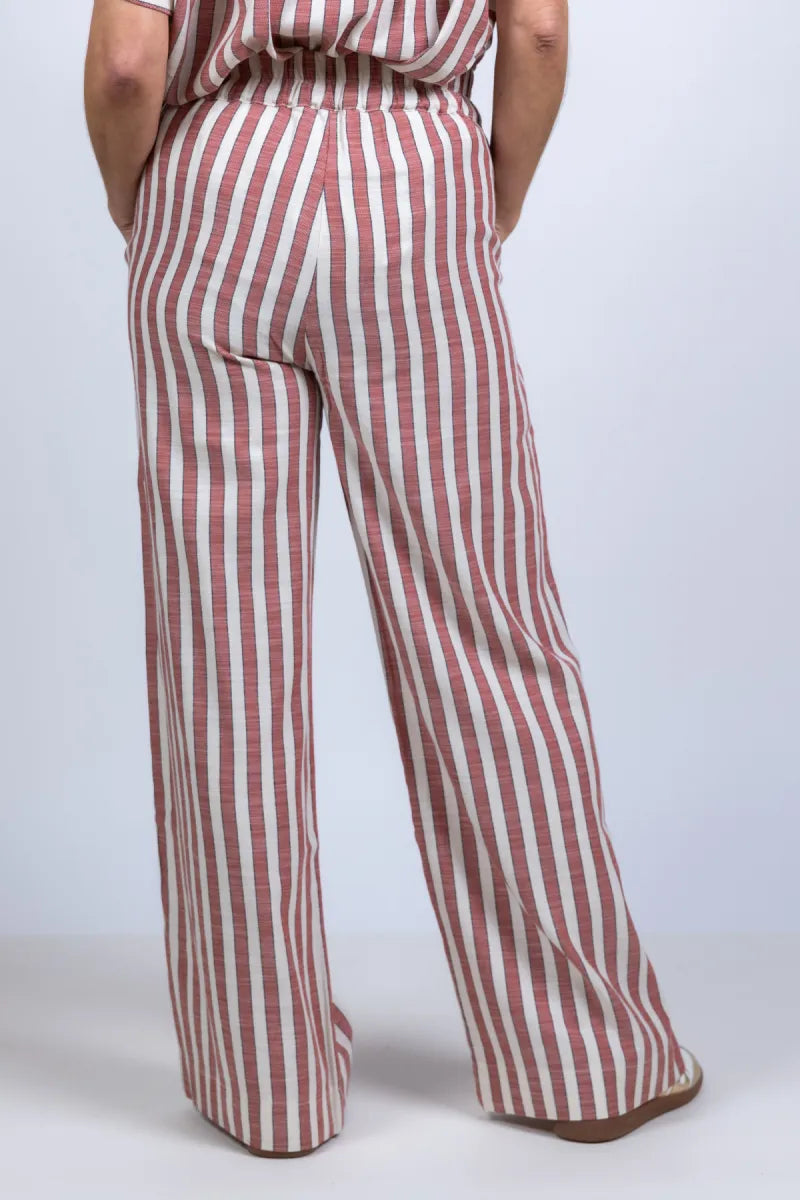 BY-BAR BY-BAR BENJI WIDE STRIPE Wijde broek met strepen - Steenrood