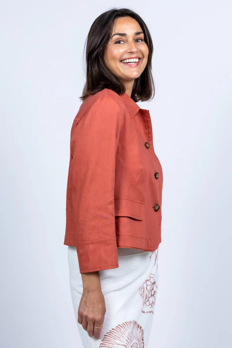 MARCCAIN COLLECTIE MARCCAIN COLLECTIE AC.31.26 W70 Jasje met knopen - Steenrood