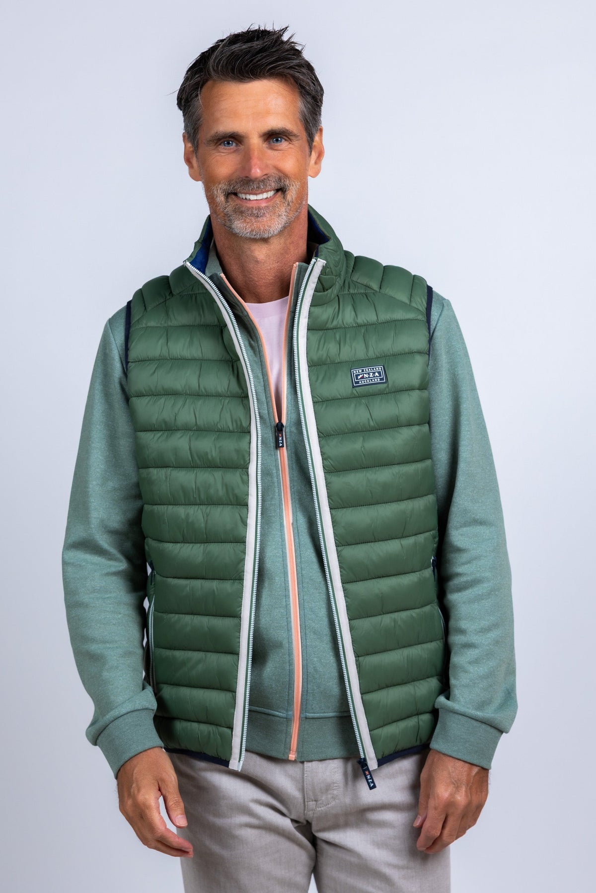 NEW ZEALAND AUCKLAND NEW ZEALAND AUCKLAND 26AN820 Bodywarmer met rits - Olijfgroen