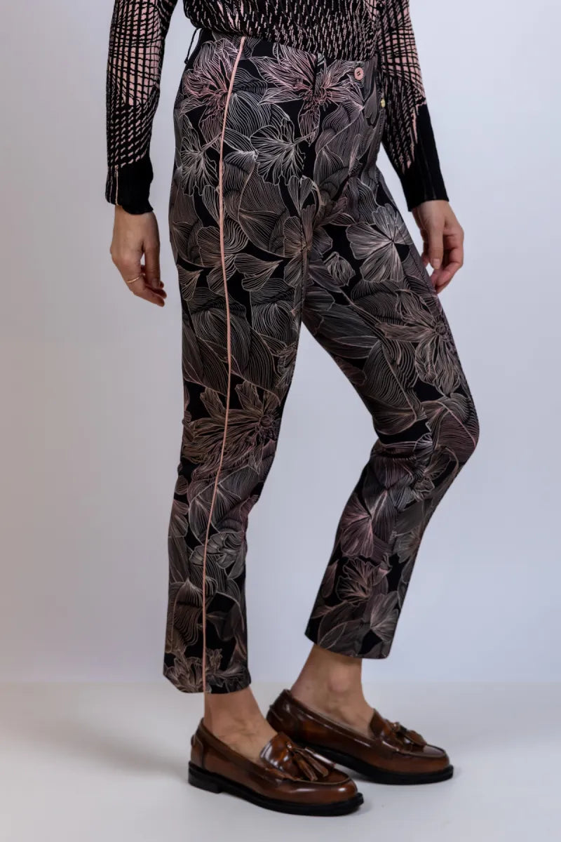 MARCCAIN COLLECTIE MARCCAIN COLLECTIE AC.81.11 J07 Broek met bloemenprint - Zwart