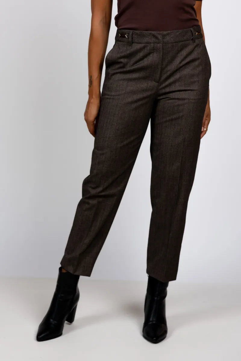MARCCAIN COLLECTIE MARCCAIN COLLECTIE BC.81.39 W74 Pantalon met visgraat - Bruin