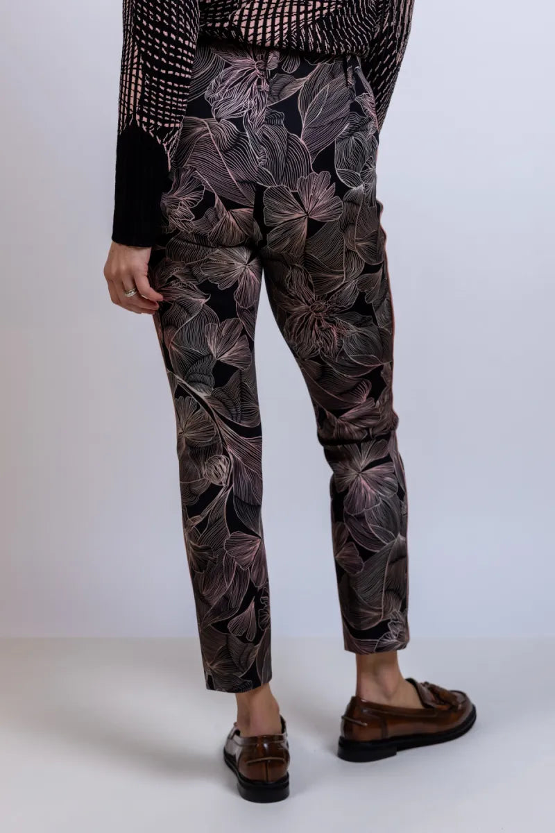 MARCCAIN COLLECTIE MARCCAIN COLLECTIE AC.81.11 J07 Broek met bloemenprint - Zwart