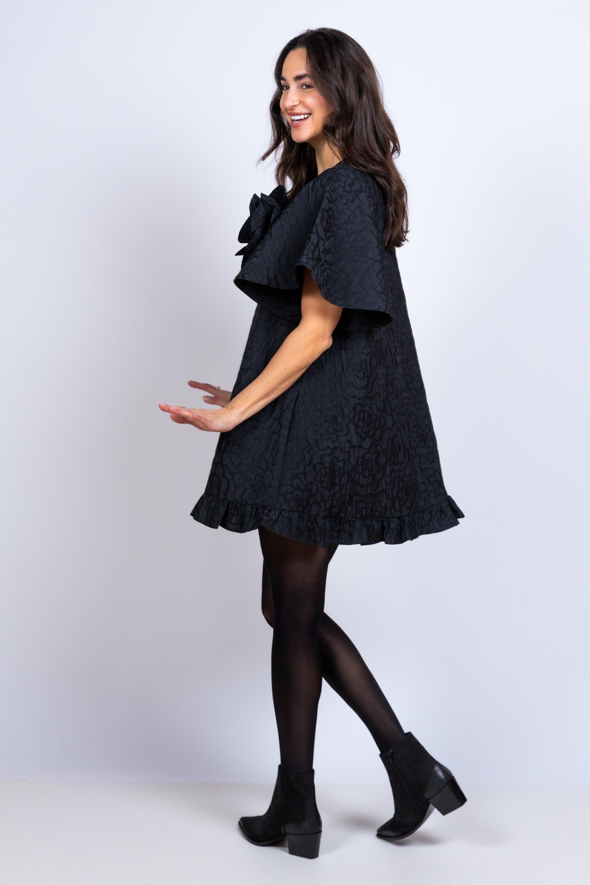 Jurk met bloemdetail - Zwart