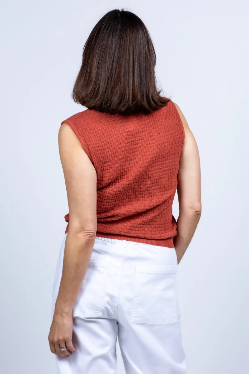 MARCCAIN COLLECTIE MARCCAIN COLLECTIE AC.61.31 M45 MARCCAIN COLLECTIE AC.61.31 M45 Mouwloze top met structuur - Steenrood