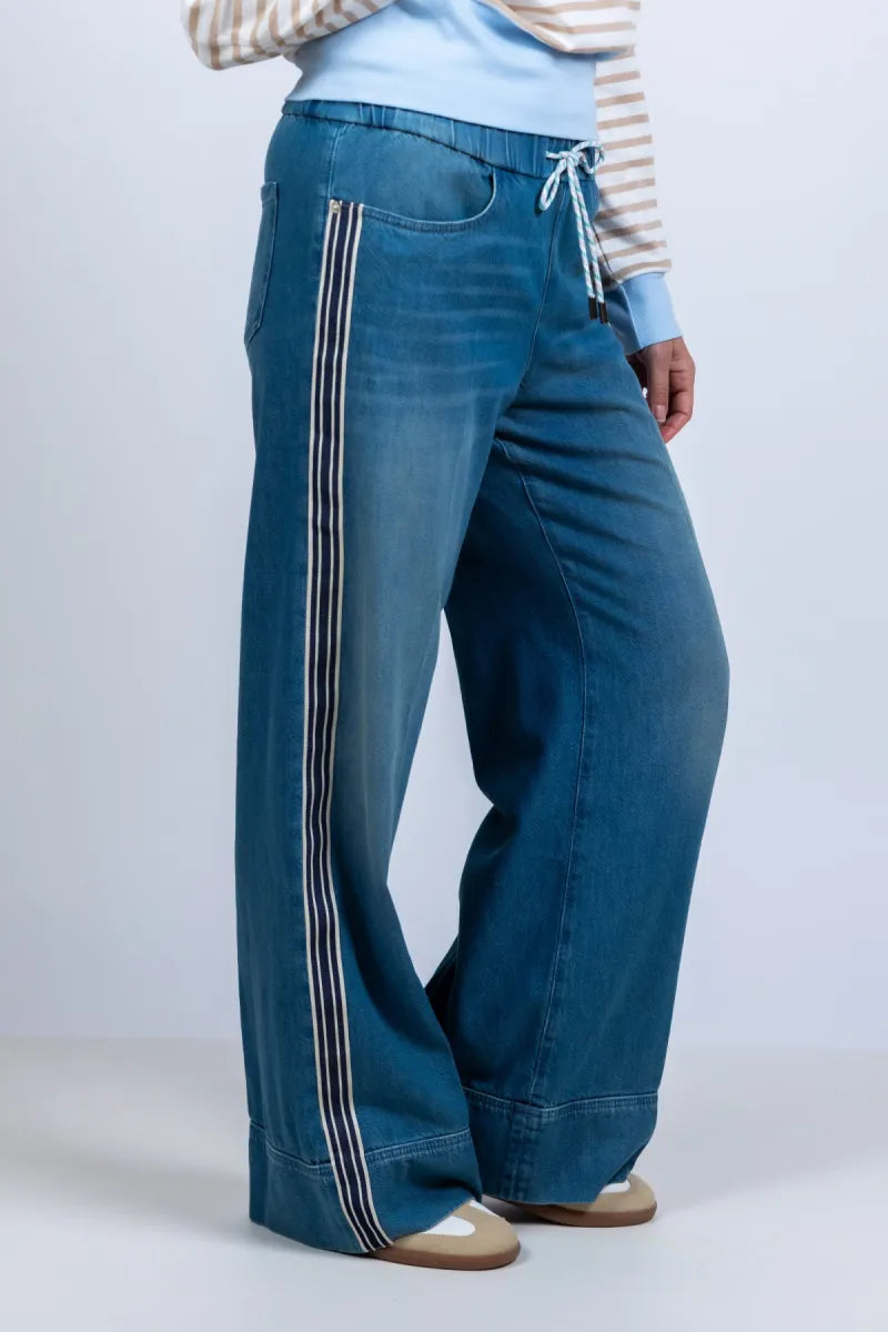 MARCCAIN SPORT MARCCAIN SPORT AS.82.16 D07 Wijde broek met strepen - Licht jeans