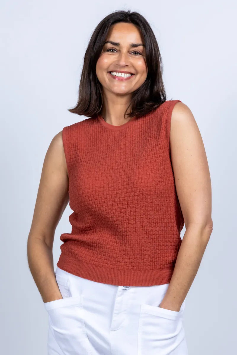MARCCAIN COLLECTIE MARCCAIN COLLECTIE AC.61.31 M45 MARCCAIN COLLECTIE AC.61.31 M45 Mouwloze top met structuur - Steenrood