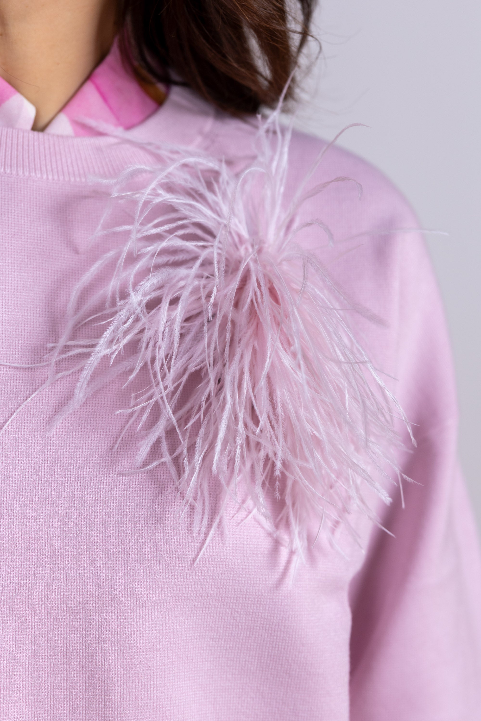 Lichtroze sweater met verwijderbare broche van mesh | Essentiel Antwerp België