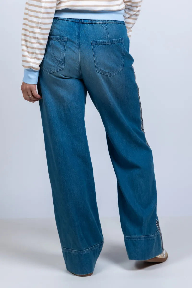 MARCCAIN SPORT MARCCAIN SPORT AS.82.16 D07 Wijde broek met strepen - Licht jeans